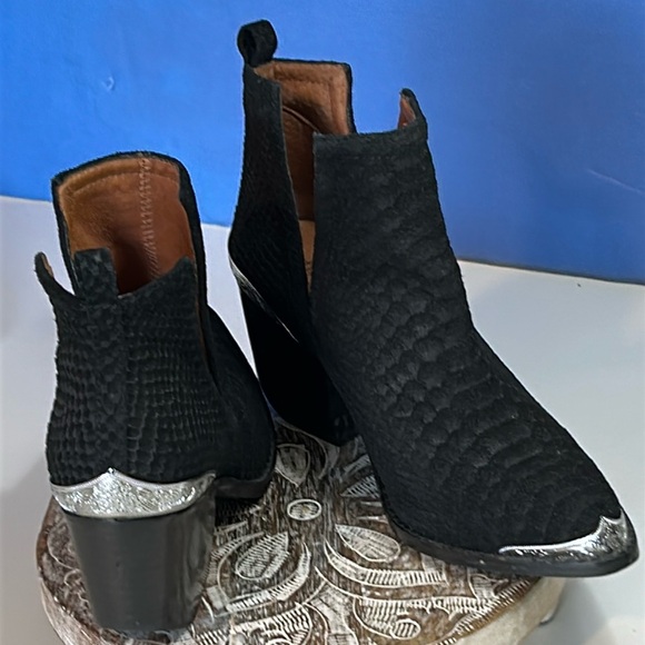 JEFFREY CAMPBELL BLACK SNAKESKIN DESIGN  BOOTIES SIZE 6 - Picture 1 of 12